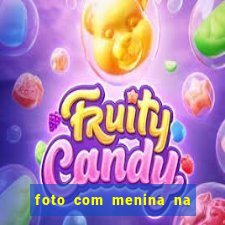 foto com menina na cama fake